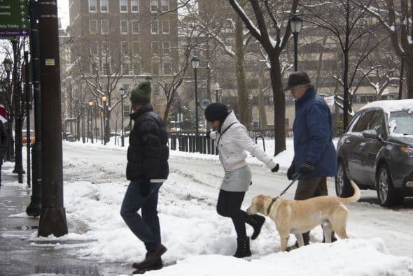 Imagenes de personas que salieron sin importar la tormenta de nieve en Filadelfia. Febrero marcó un récord de nieve que no se ha visto en 150 años.