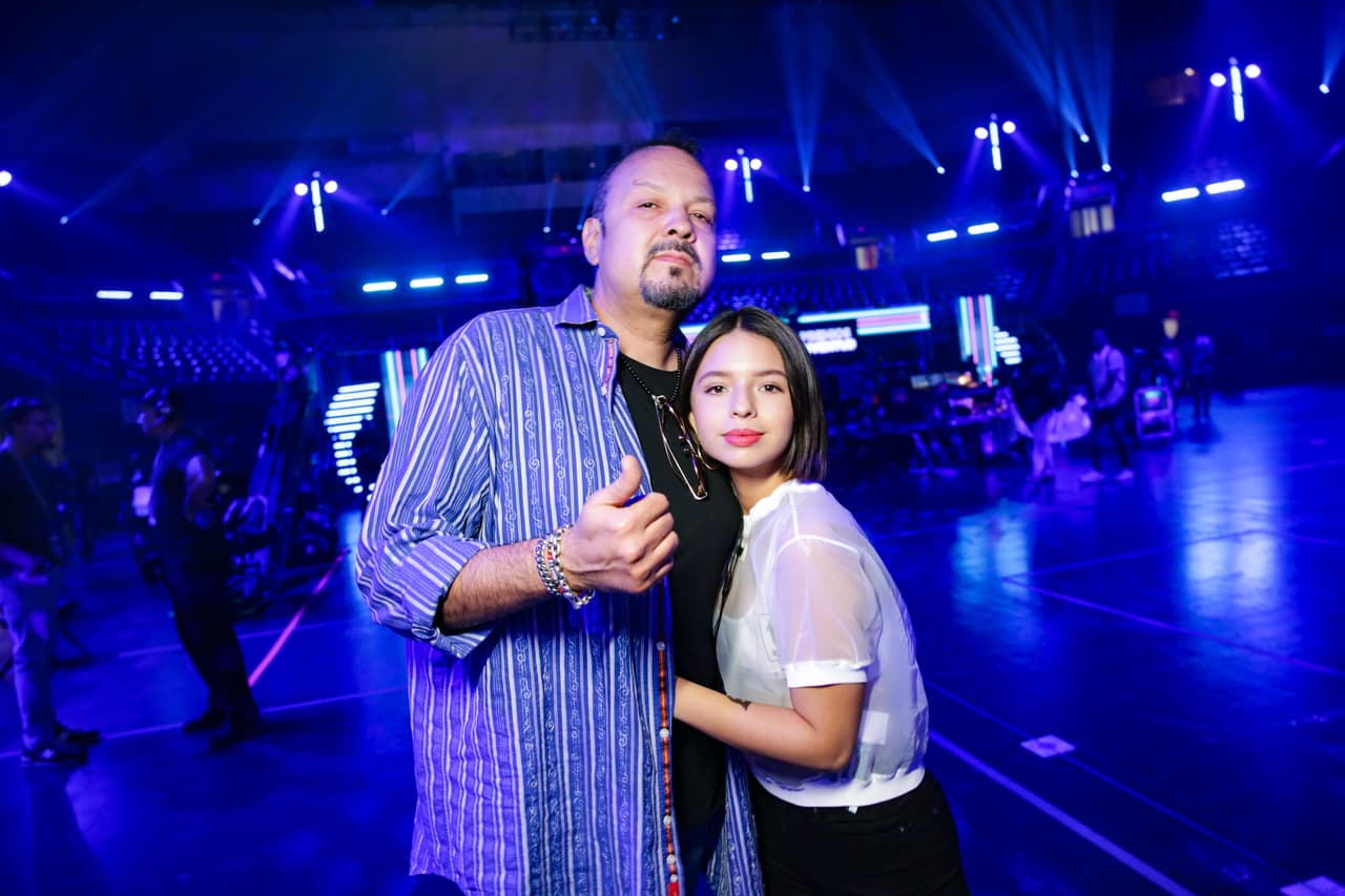 Pero tampoco de mostrarle su cariño a su hija, a quien abraza y besa con ternura cada que puede.