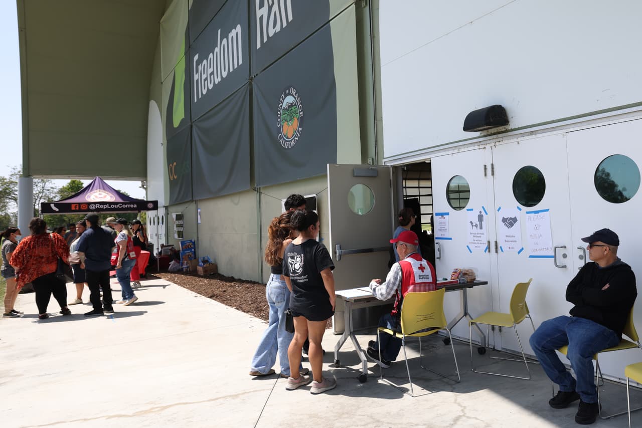 Familias llegan a Freedom Hall, un centro de evacuación en Fountain Valley, California, el sábado 23 de mayo de 2026. (Foto AP/Jill Connelly)