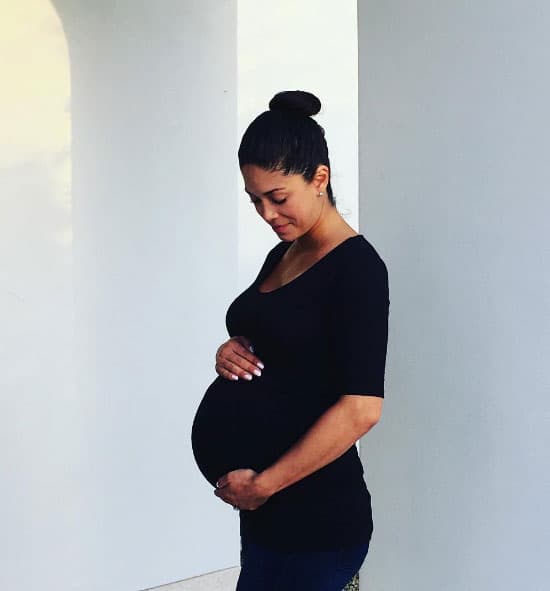 Nicole a punto de dar a luz, presumiendo su pancita.