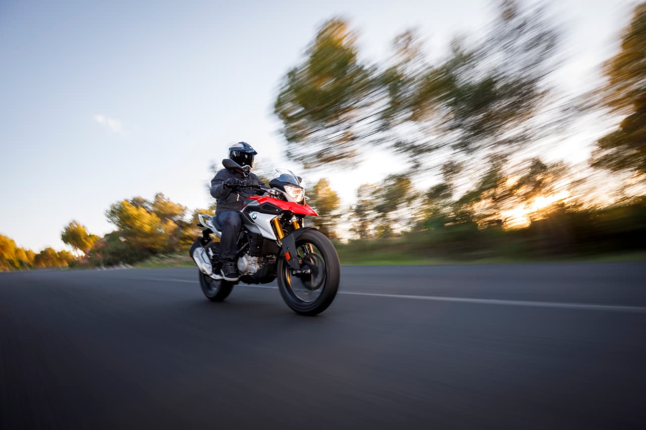 Parte de las razones por las que la G 310 GS se sentía un poco vulnerable a esas condiciones es porque es bastante liviana (370 libras). A pesar de ello, su rápida respuesta a comandos y bajo centro de gravedad me permitieron recuperar el control, evitar un accidente y continuar sobre la ruta.