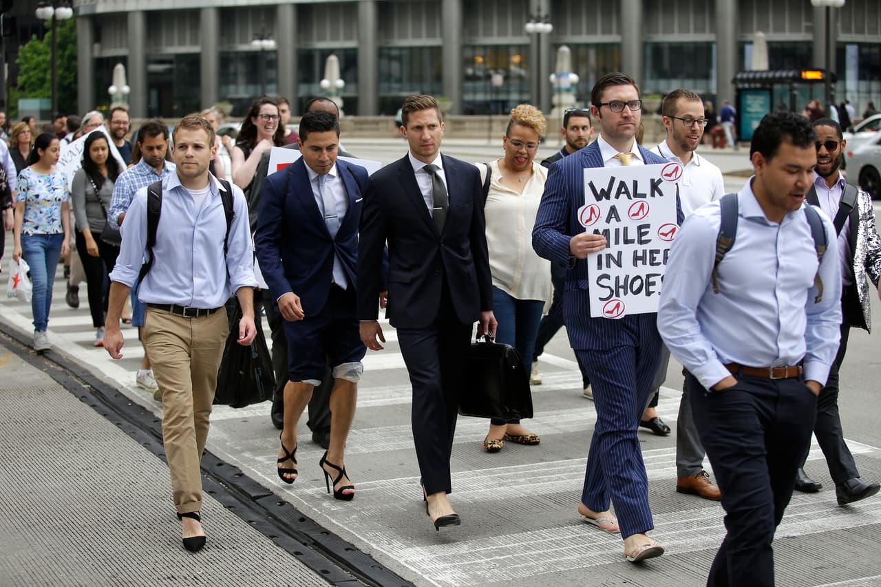Esta no es la primera protesta en Chicago contra la violencia de género durante 2018, en febrero 
<a href="https://www.univision.com/chicago/wgbo/noticias/violencia-de-genero/zapatos-rojos-una-muestra-artistica-contra-la-violencia-de-genero-video">activistas pintaron de rojo cerca de 300 pares de zapatos</a>.