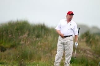 Trump jugando a golf en 2012
