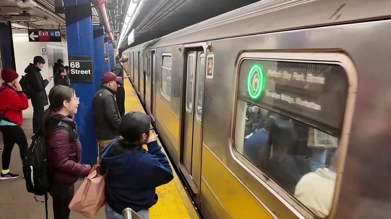 Hispano enfrenta cargos por empujar a dos personas a las vías del tren en Manhattan