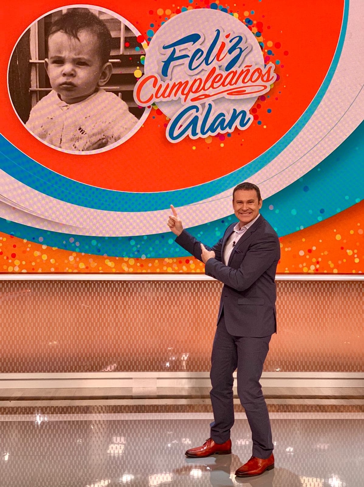 Despertamos de fiesta: Alan Tacher llegó más contento que nunca listo para celebrar con sus amigos y compañeros del show un año más de vida.