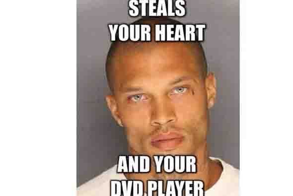 "Te robo tu corazón y tu dvd", dice esta foto de Jeremy transformada por los usuarios de redes sociales.