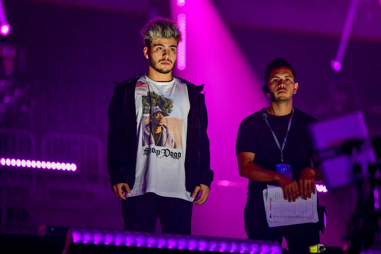 Con una cabellera totalmente decolorada que contrasta con su barba oscura, el youtuber, actor, cantante, modelo y conductor de Nat Geo Lab en Nat Geo Kids Latinoamérica llegó vistiendo jeans negros, una cómoda camiseta blanca con un estampado de Snoop Dog y una sudadera con capucha del mismo color.