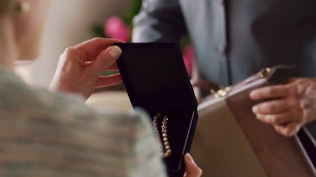 Para cerrar magistralmente su jugada, Don Sol le obsequió una costosa joya.