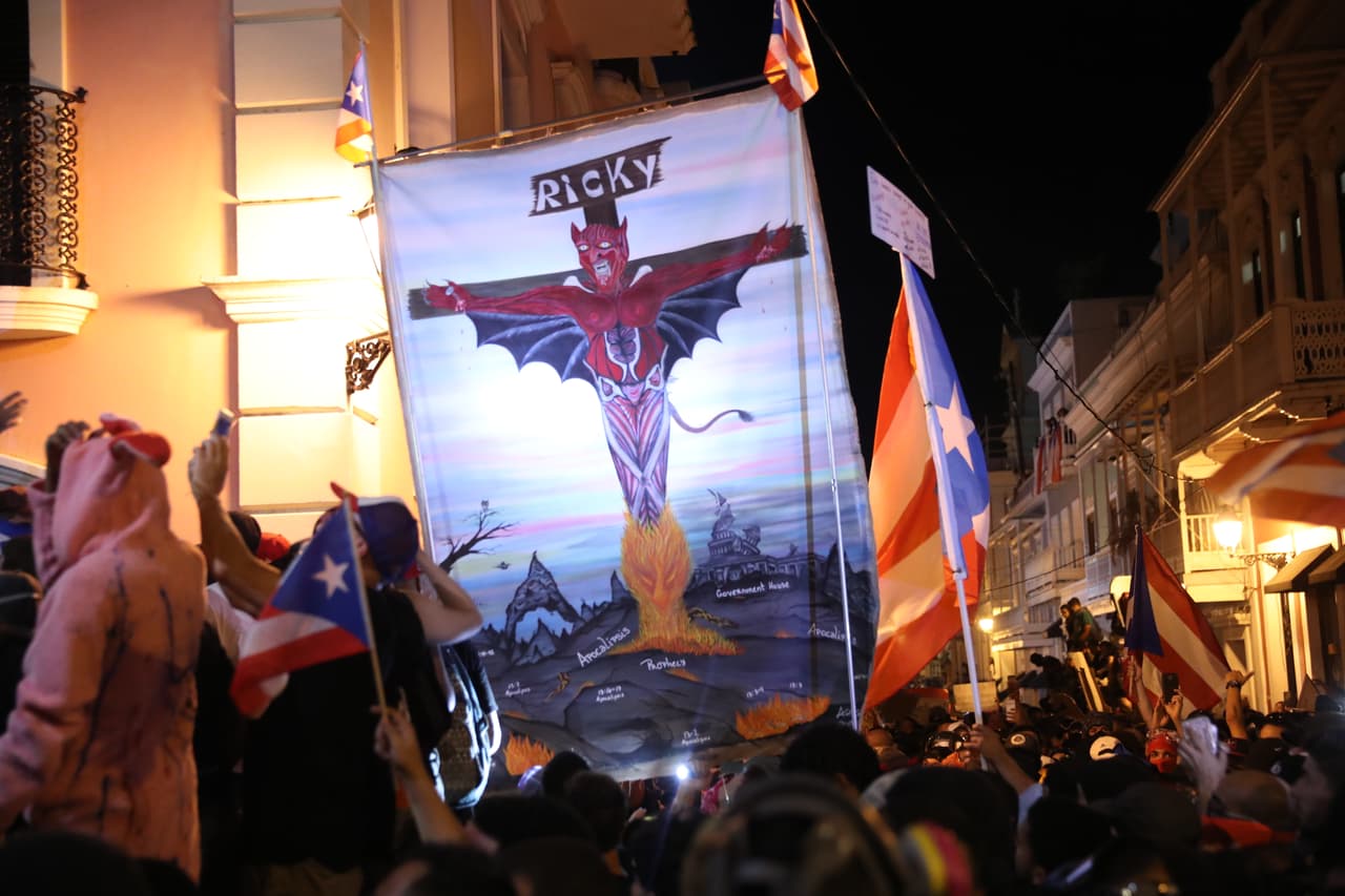 Manifestante sosteniendo una pancarta