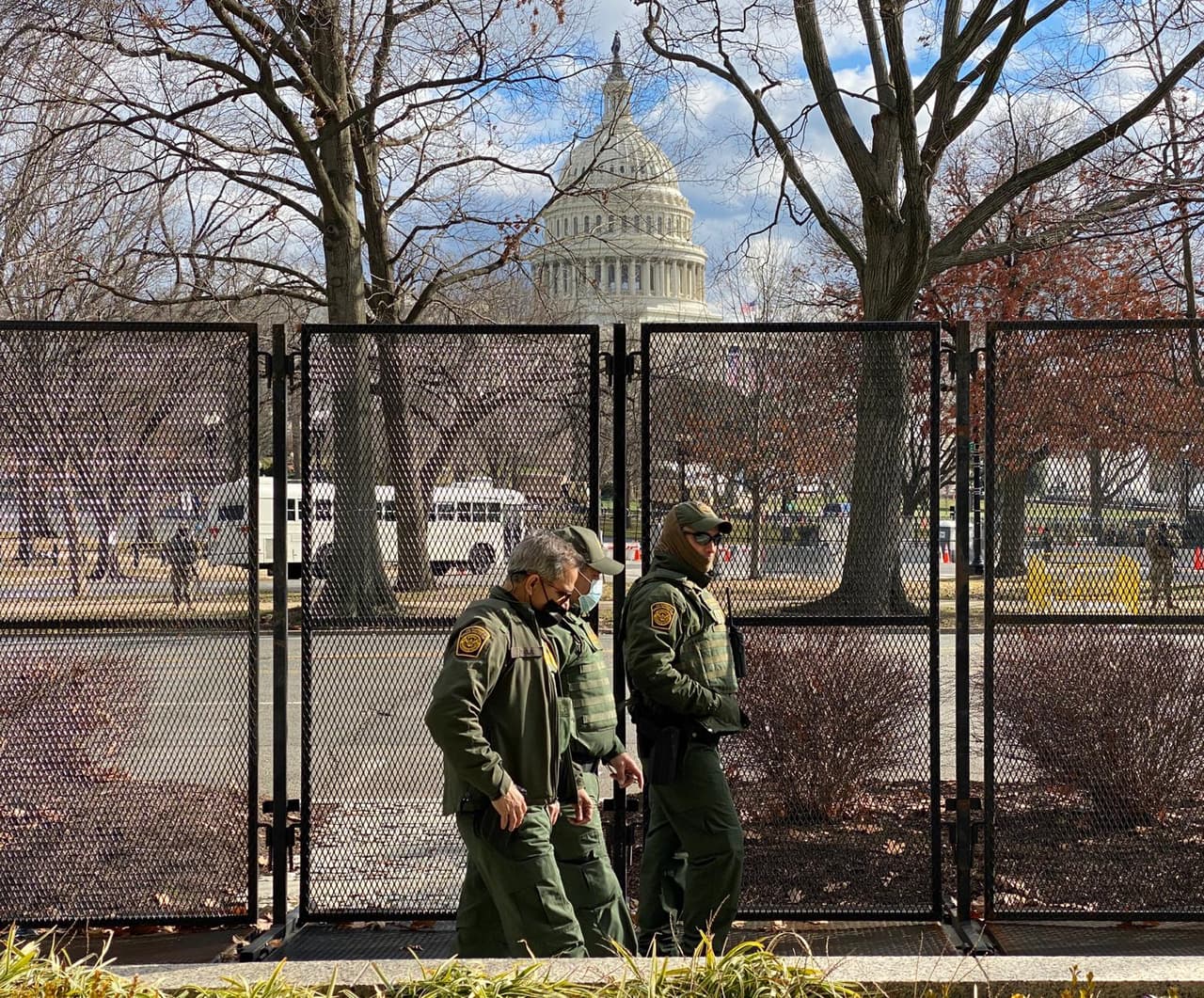 Andrés Echavarría, periodista de Univision, reportó que agentes de la Patrulla Fronteriza también fueron desplegados en algunas zonas protegidas con vallas metálicas.