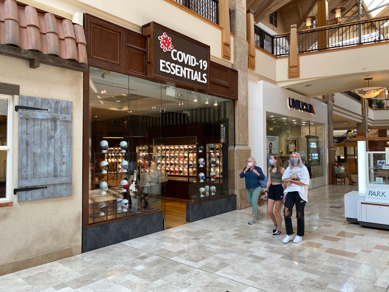 COVID-19 Essentials, que ya tiene ocho tiendas a nivel nacional, incluyendo esta en el centro comercial Park Meadows, en las afueras de Denver, podría ser el primer negocio dedicado a una enfermedad infecciosa.