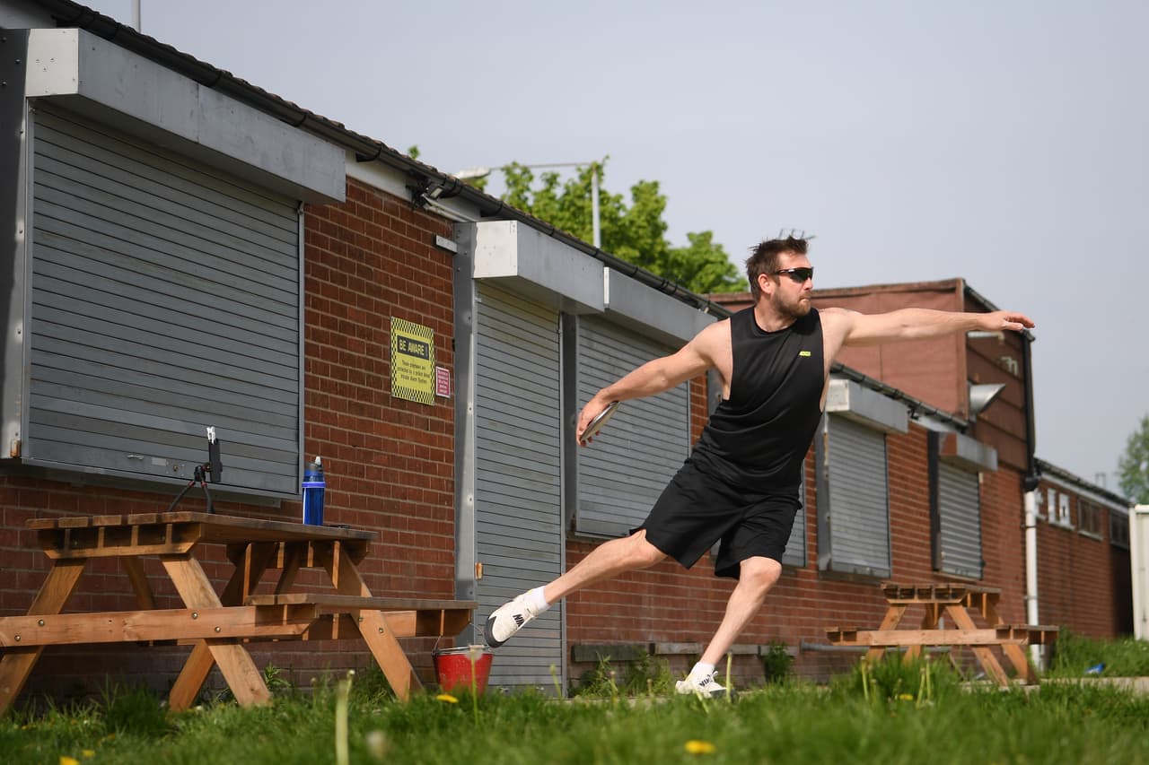 El atleta paralímpico Danial Greaves cumple su rutina de entrenamiento aislado en una cancha de rugby de Leicestershire, Reino Unido. 8 de mayo.