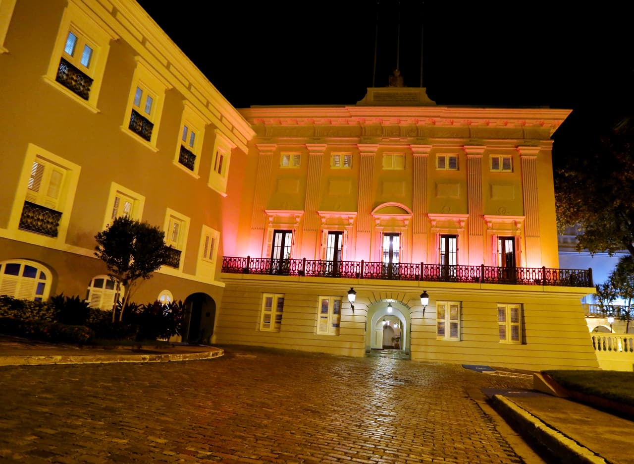 Se ilumina de rosa La Fortaleza durante el mes de octubre