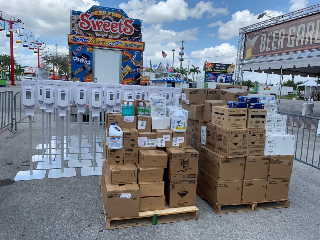 Actualmente los productos desinfectantes 
<a href="https://www.univision.com/local/miami-wltv/se-agota-el-gel-antibacterial-alcohol-mascarillas-y-toallas-desechables-con-cloro-en-miami-beach-fotos">están agotados</a> en la mayoría de tiendas y droguerías del sur de Florida. 
<br>