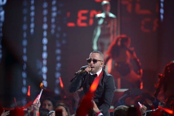 El cantante hizo que todos nos pusieramos de pie.