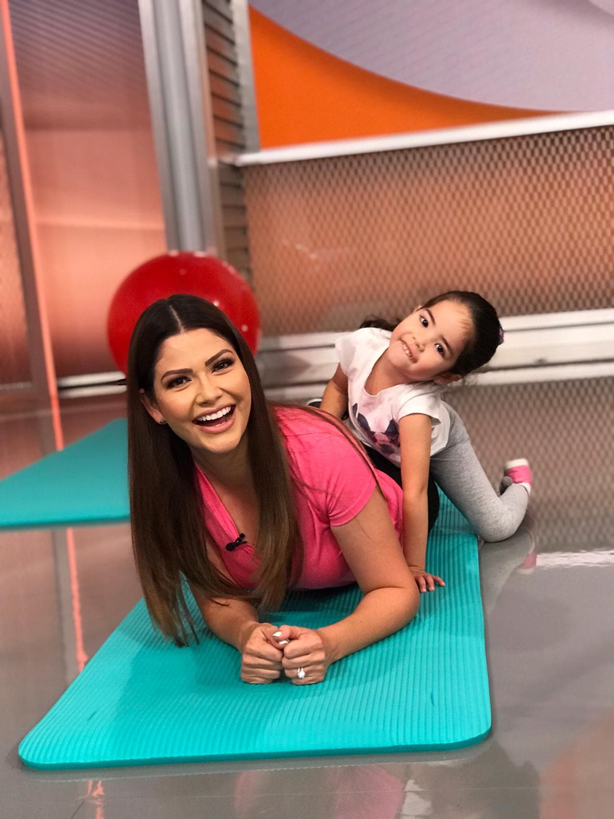 Giulietta interrumpió sus vacaciones para disfrutar un día en el trabajo de su mamá.