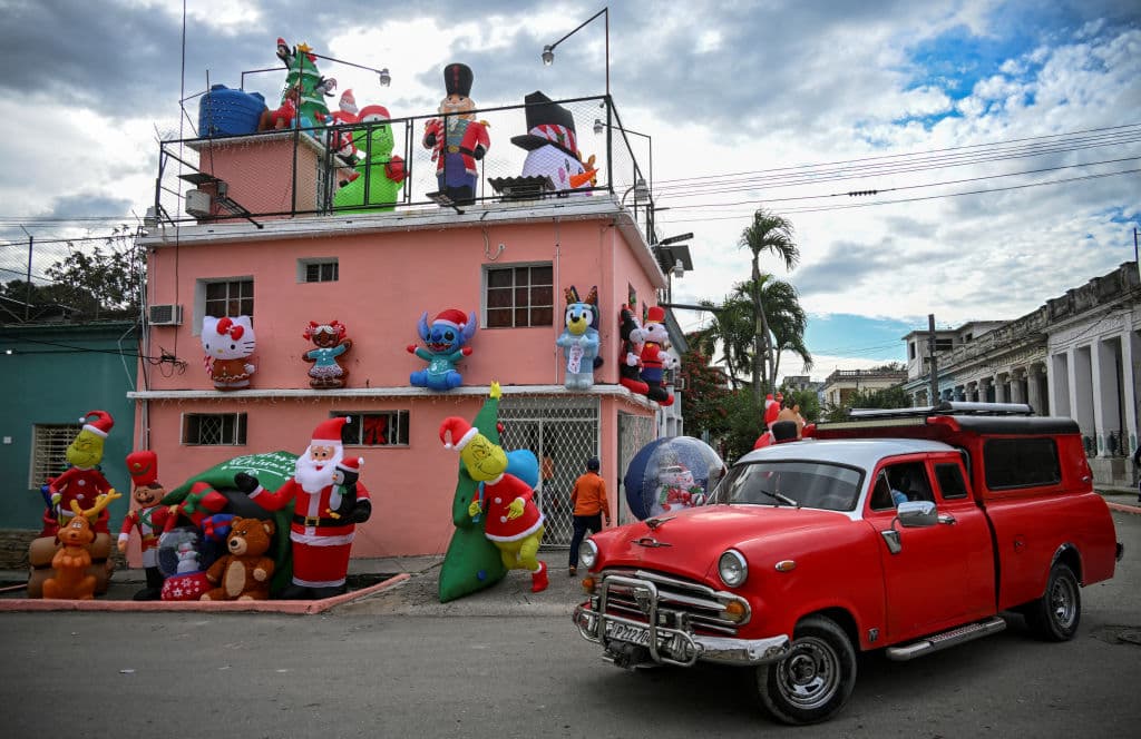 Encontrar la casa no es difícil, pues grita Navidad desde la esquina de las calles
<b> </b>San Benigno y Santa Irene.