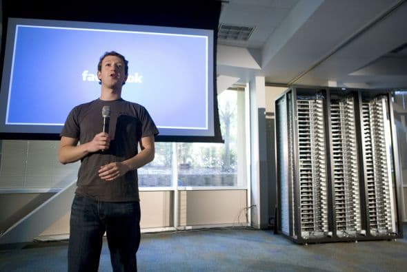 A diferencia de los creadores de Google, Larry Page y Sergey Brin, que ofrecieron el puesto de director general de la compañía a Eric Schmidt, Zuckerberg jamás soltó las riendas, incluso a pesar de haberse rodeado de altos cargos experimentados, en particular la directora de explotación Sheryl Sandberg, contratada cuando se encontraba trabajando en Google en 2008.