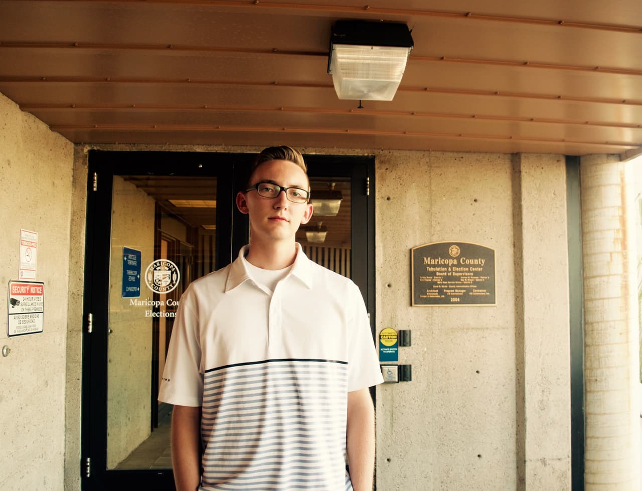 Andy Sheffer, 23, partidario de Donald Trump, vota anticipadamente en la oficina electoral del centro de Phoenix, Arizona, el 22 de octubre de 2016.