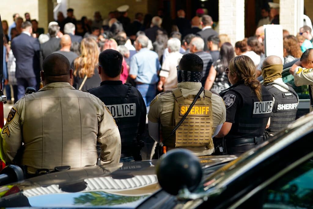 Irma y Joe García tenían 4 hijos: un infante de marina, un estudiante universitario, otro en secundaria y otro que cursaba séptimo grado.
<br>