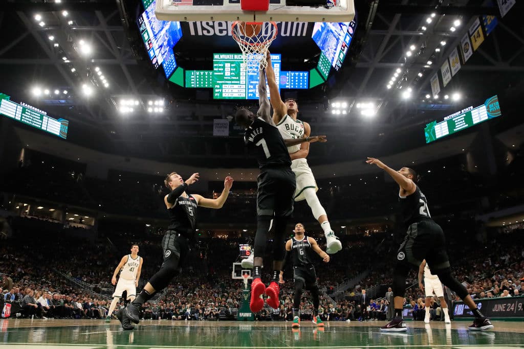 Giannis Antetokounmpo registr´ó un doble doble al anotar 26 puntos y recuperar 12 rebotes para ser un factor clave en el triunfo de los Bucks.