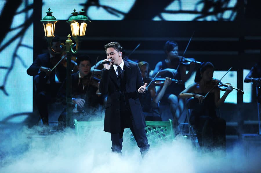 Prince Royce tuvo un performance lleno de mucho romanticismo: smog, un banco y hasta un farol. Y por supuesto acompañado de un ensemble de violinistas. Interpretó 'Las cosas pequeñas'.