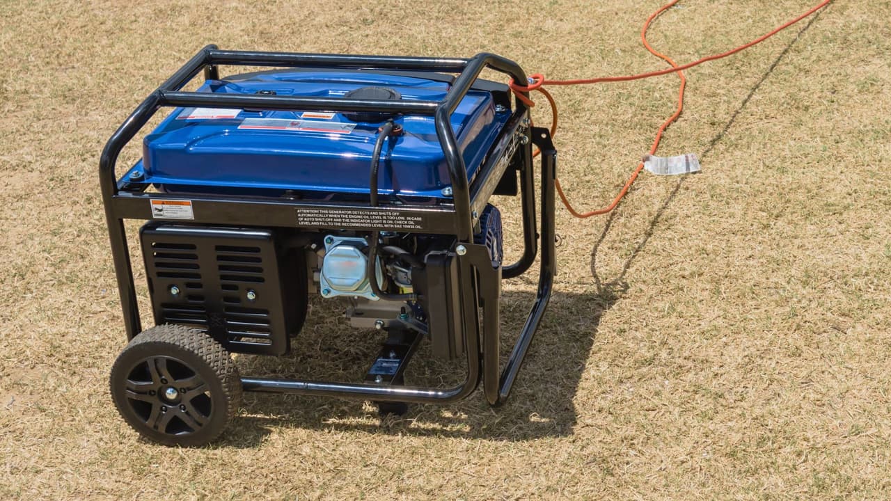 <h3 class="cms-H3-H3">✅ ¿Qué artículos califican?</h3>
<br>
<br>Durante este fin de semana especial, 
<b>no pagarás impuestos en productos seleccionados</b>, siempre que su precio no exceda ciertos límites:
<ul>
 <li data-start="1342" data-end="1425" class=""> 🔋 <b>Baterías domésticas</b>, linternas y contenedores de combustible, hasta $75</li>
 <li data-start="1426" data-end="1502" class=""> 🪟 <b>Persianas contra huracanes</b> y escaleras de emergencia, hasta $300</li>
 <li data-start="1503" data-end="1548" class=""> ⚡ <b>Generadores portátiles,</b> hasta $3,000</li>
</ul> No hay límite en la cantidad de artículos que puedes comprar, siempre que estén dentro de los rangos permitidos.