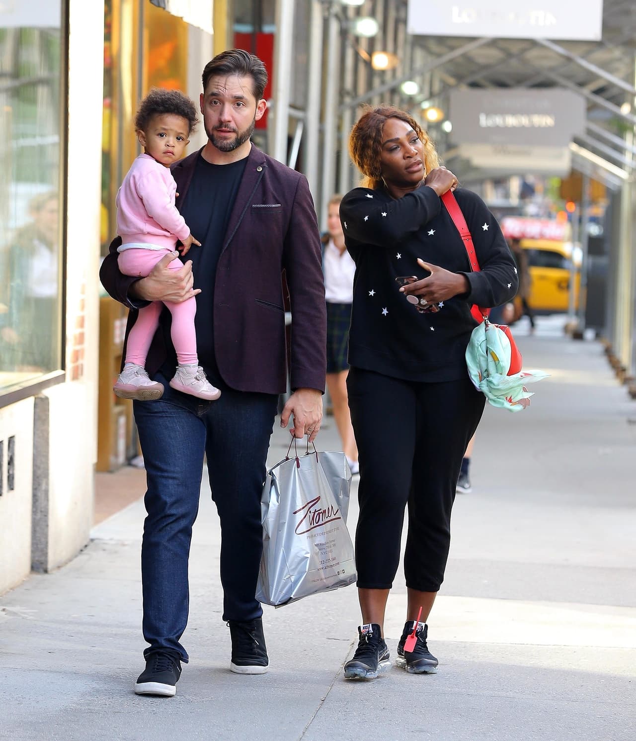 En cambio, la tenista 
<b>Serena Williams</b>, amiga cercana de Meghan Markle, sí ha tenido el reto de 
<b>enfrentar el racismo</b> al tener una hija con identidad de raza mixta. Williams y su esposo, el fundador de Reditt, 
<b>Alexis Ohanian</b>, son los padres de la pequeña 
<b>Alexis Olympia</b>.