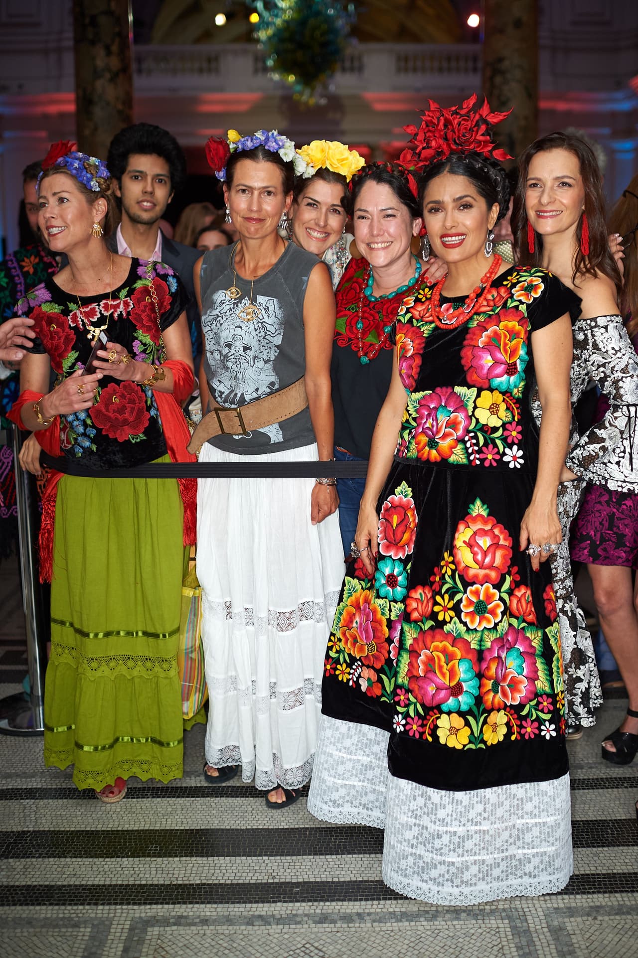 La exposición, que muestra vestidos, fotografías y objetos personales de Frida Kahlo, estará abierta al público desde este 16 de junio y podrá ser visitada hasta el próximo 4 de noviembre.
<br>