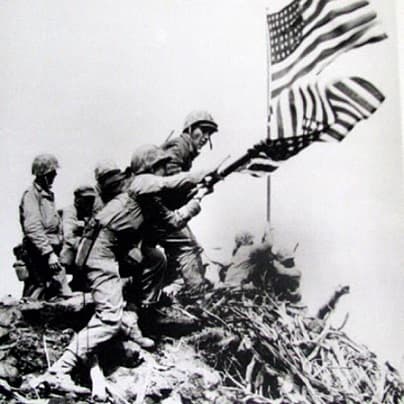 <b>1.-</b>
<b>28 de mayo de 1868</b>
<br>
<br>Tras el fin de la Primera Guerra Mundial, el 28 de mayo de 1868, marcó el inicio de la conmemoración anual de 'Memorial Day' que honra a los soldados de EE.UU. caídos en combate.
<br>