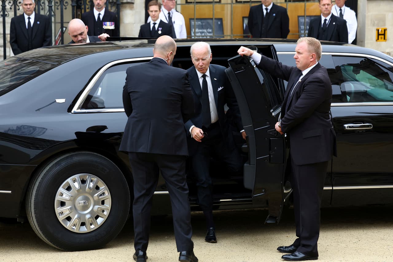<h3 class="cms-H3-H3">Biden llegó en "La bestia" por protocolo estadounidense</h3>
<br>
<br>El presidente Joe Biden y la primera dama Jill llegaron a la Abadía de Westminster, al funeral de Estado, en su automóvil presidencial
<i>The Beast</i> en una caravana privada, a diferencia de otros líderes mundiales que llegaron en vehículos incluidos en el protocolo real británico.
<br>
<br>Mientras que otros líderes mundiales viajaron en buses, la seguridad para el presidente estadounidense establece estrictamente el traslado del jefe de Estado en un vehículo blindado en caravana con vehículos de seguridad rodeándolo.
<br>