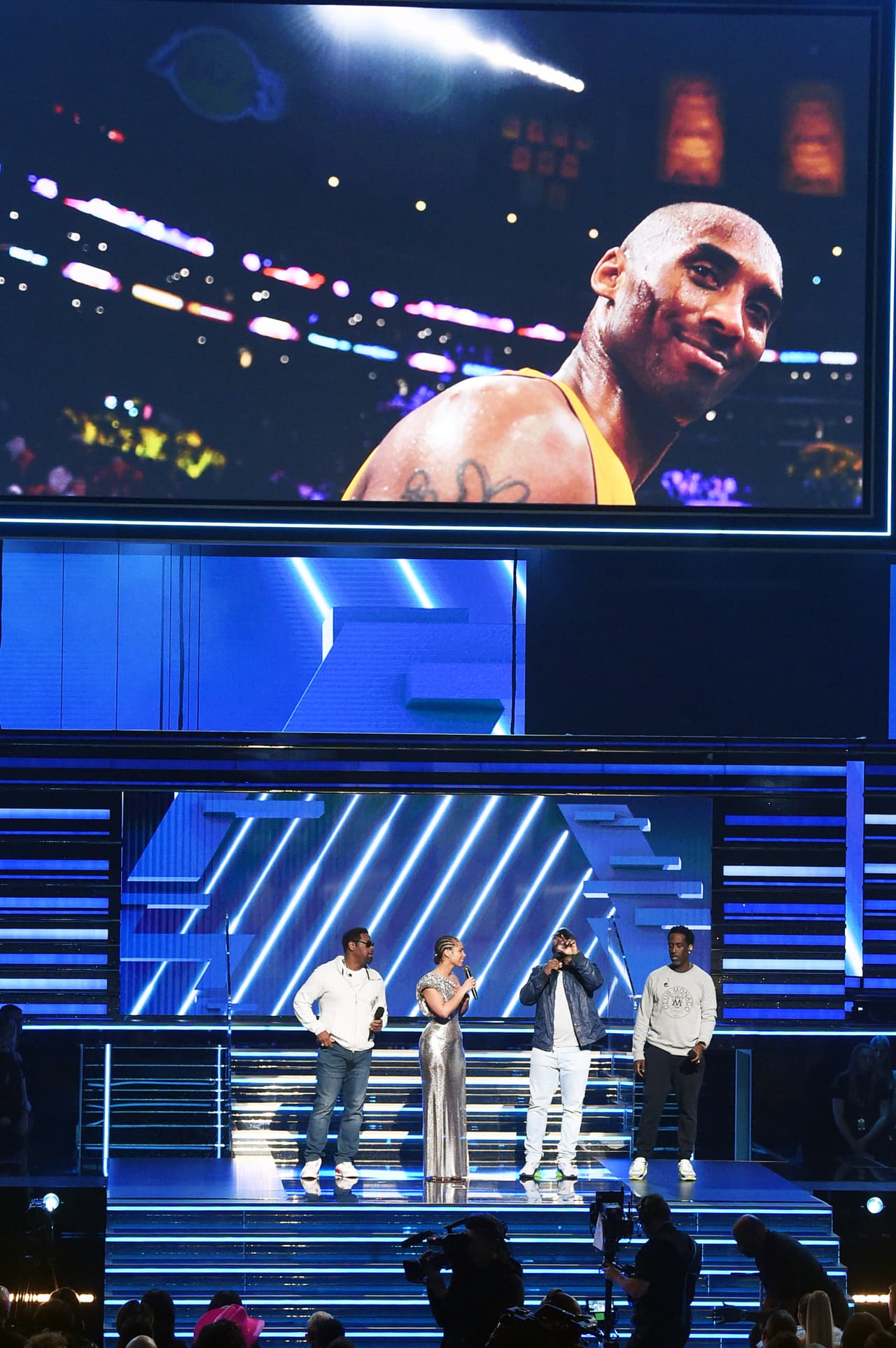 Desde el corazón del 
<b>Staples Center de Los Ángeles</b>, donde juegan los Lakers, el equipo del cual Kobe Bryant es una leyenda, Alicia Keys declaró: "Los Ángeles, Estados Unidos y el mundo entero perdimos a un héroe".