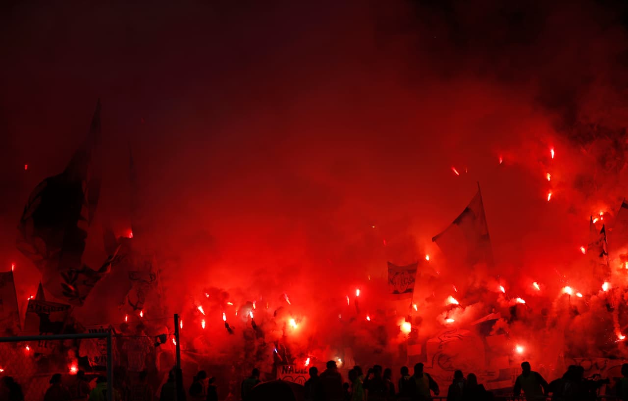 Mientras se desarrollaban los actos protocolarios antes del inicio de las acciones entre el Atlético de Madrid y el Marsella, los aficionados ques estaban ubicados en la zona sur del estadio montaron un infierno a base de bengalas. Seguramente, la UEFA sancionará al equipo por el comportamiento de sus ultras, los cuales tienen muy mala fama en Europa.