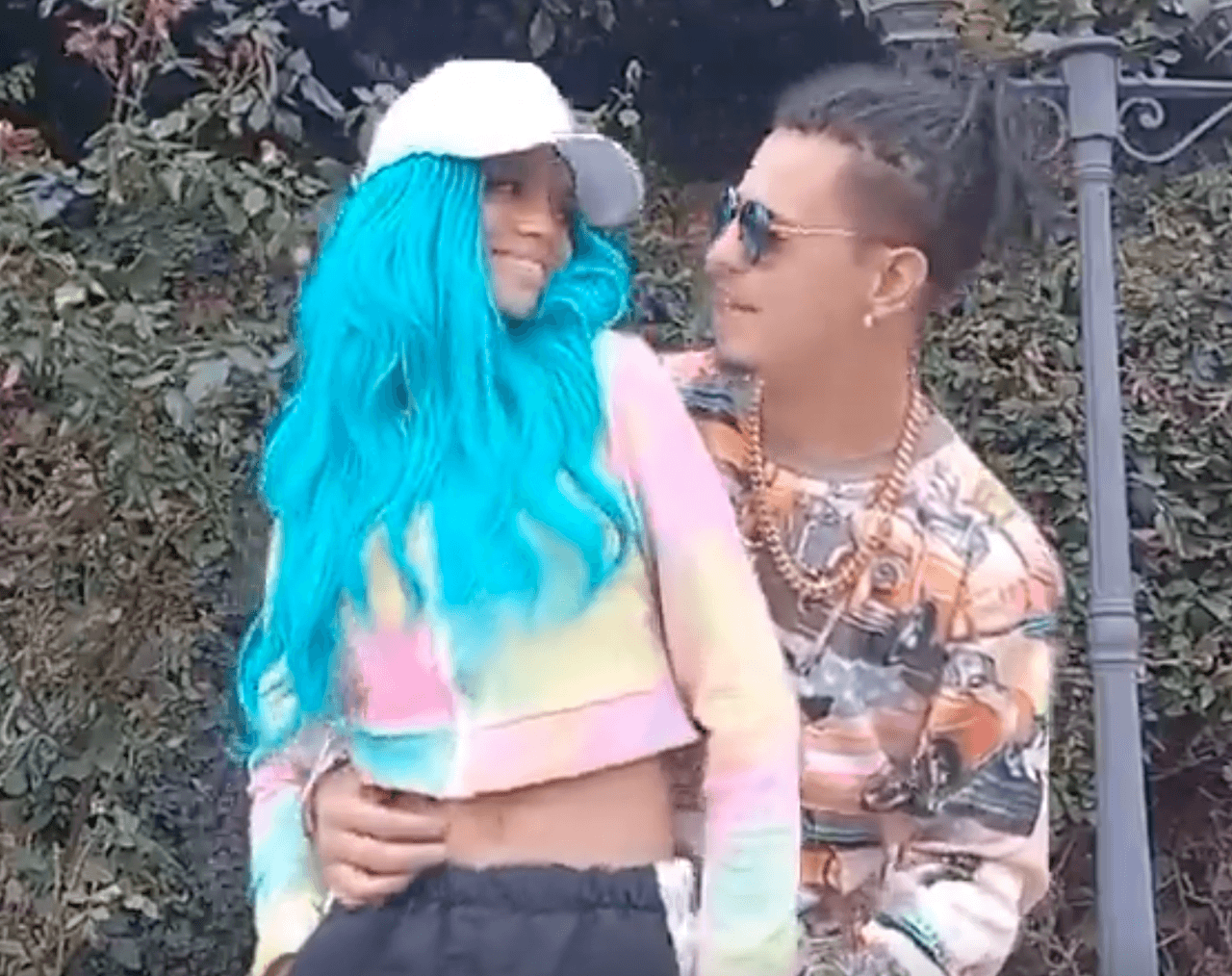 En un video posteado en Instagram, los dos imitadores se ven compartiendo muy acaramelados y de fondo se puede escuchar la canción ‘Cositas de la USA’ del Pretty Boy Maluma.