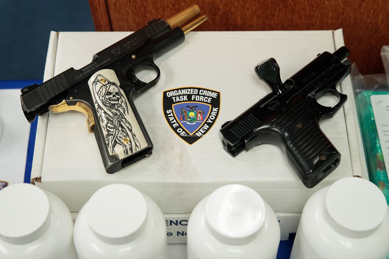 De las dos pistolas semiautomáticas recuperadas en el operativo, una tiene la insignia del cartel de Sinaloa, cuyo líder es Joaquín 'El Chapo' Guzmán.