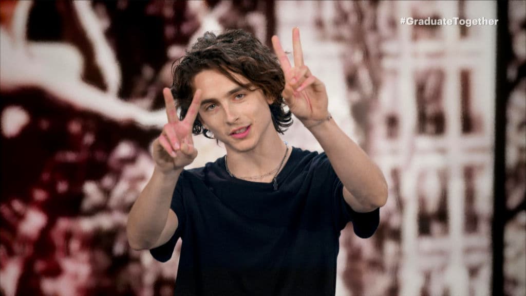 Aunque recientemente fue captada junto a 
<b>Timothée Chalamet</b>, se desconoce si mantienen una relación formal.