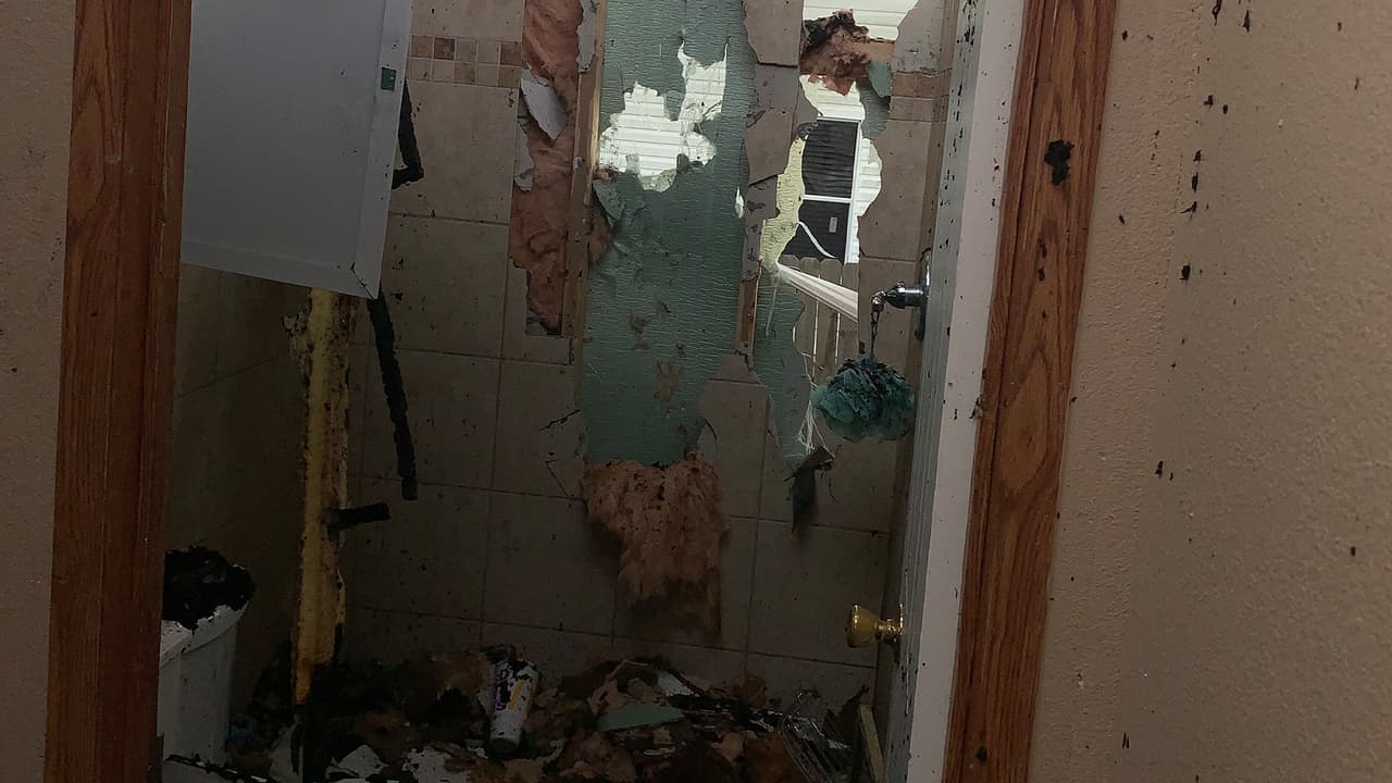 El seguro sólo le ha ofrecido la estadía en hoteles y ayudarlos para cuando tengan una nueva casa. "Lo más difícil es que estamos brincando de hotel en hotel", indicó Claudia,