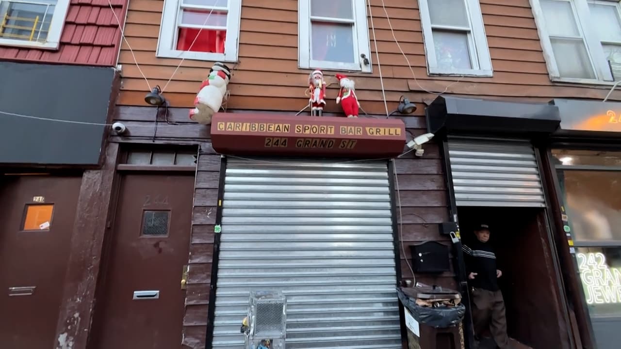 <b>Detrás de la cortina de este local ubicado en el 244 de Grand Street</b>, en Brooklyn, se encuentra este popular espacio.
<br>
