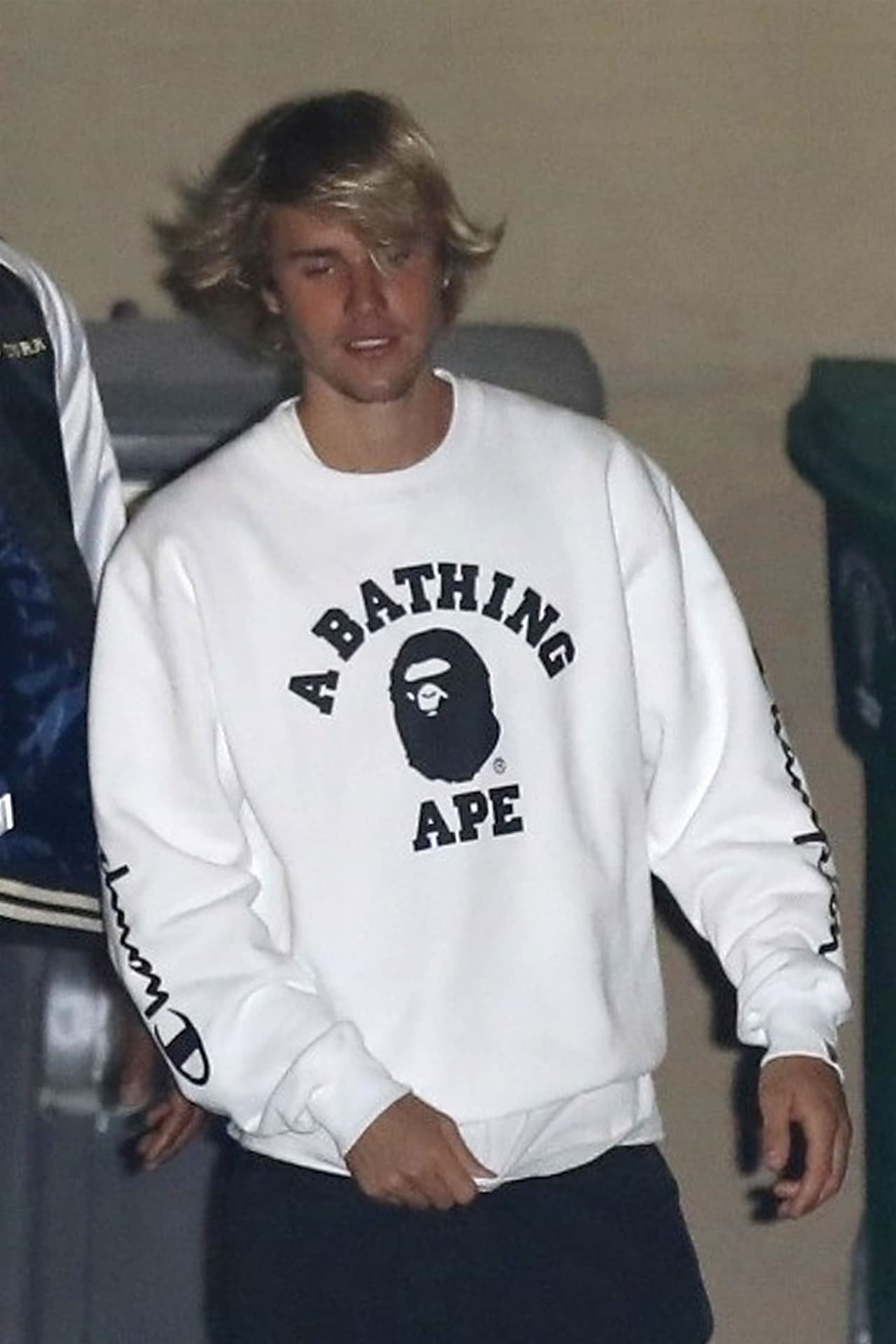 En horas de la noche, como cada miércoles, acudió al estudio bíblico donde antes era acompañado por Selena Gómez. La relación entre ambos artistas está en "pausa".