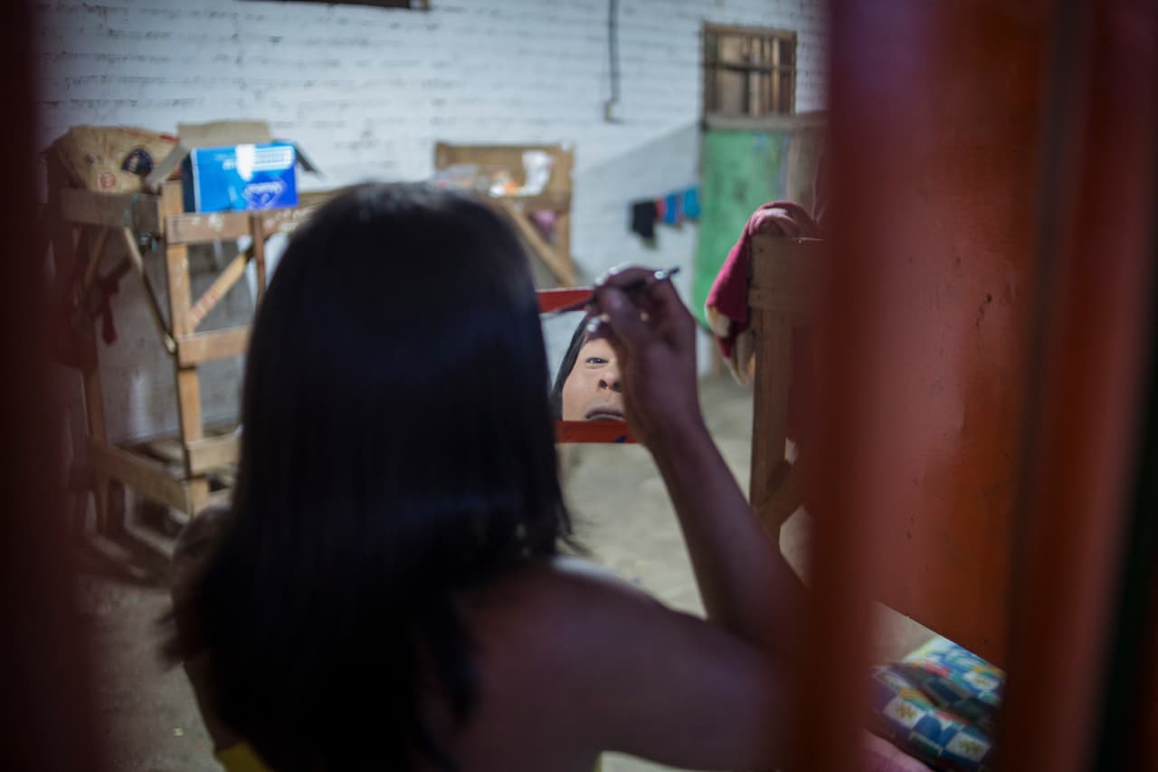 Elsa se maquilla para salir de paseo al caserío más cercano, parte de la rutina del grupo al terminar la jornada de recolección.