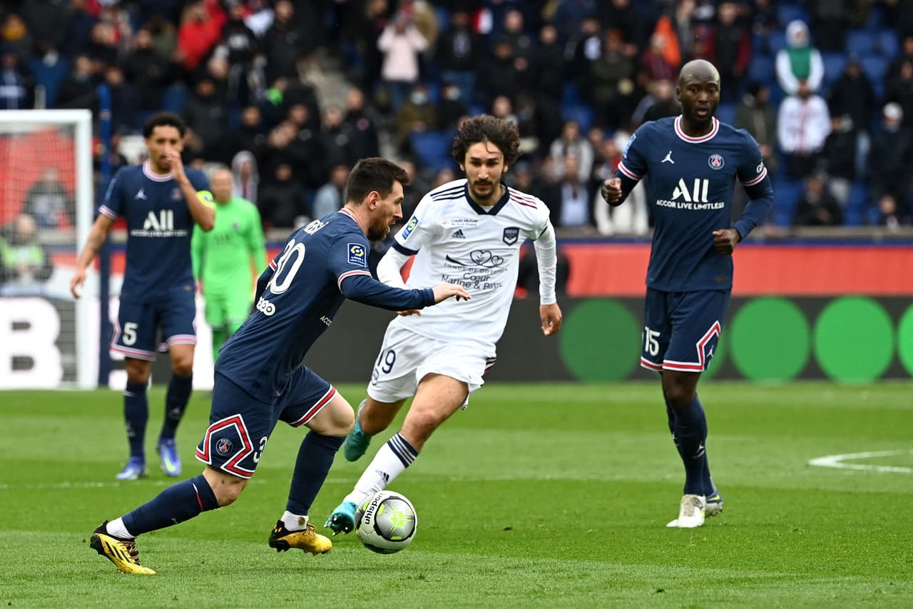 El PSG goleó al Bordeaux con los goles de Mbappé, Neymar y Leandro Paredes, pero ni esa victoria evitó los abucheos de sus seguidores, quienes castigaron especialmente al Ney y Lio.