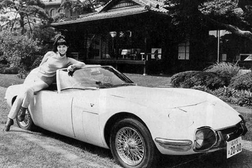 En
<b>You Only Live Twice</b> (1967),
<b>Aki</b>, una vivaz agente del servicio secreto japonés interpretada por la actriz japonesa Akiko wakabayashi, rescata a James Bond de las garras de Spectre a bordo de un hermoso Toyota 2000 GT convertible 1967. Este auto fue hecho especialmente para ese film ya que Toyota nunca produjo un 2000 GT convertible,