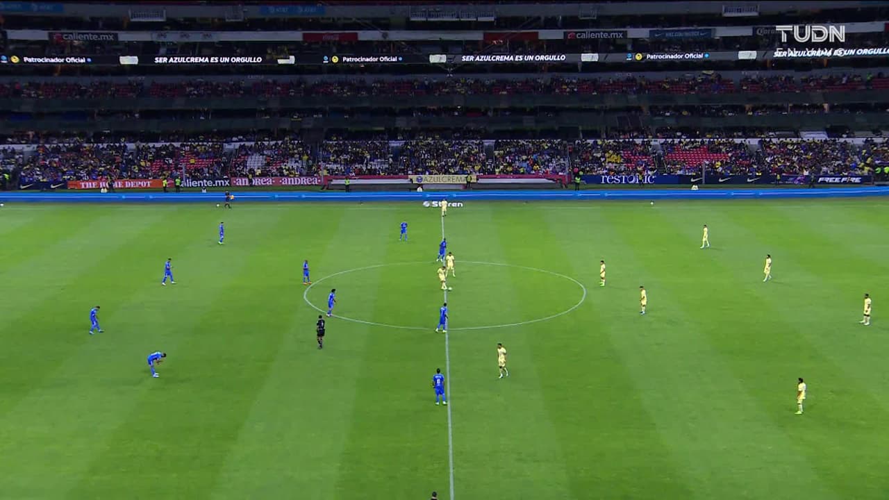 Arranca el partido y la pelota está en juego.