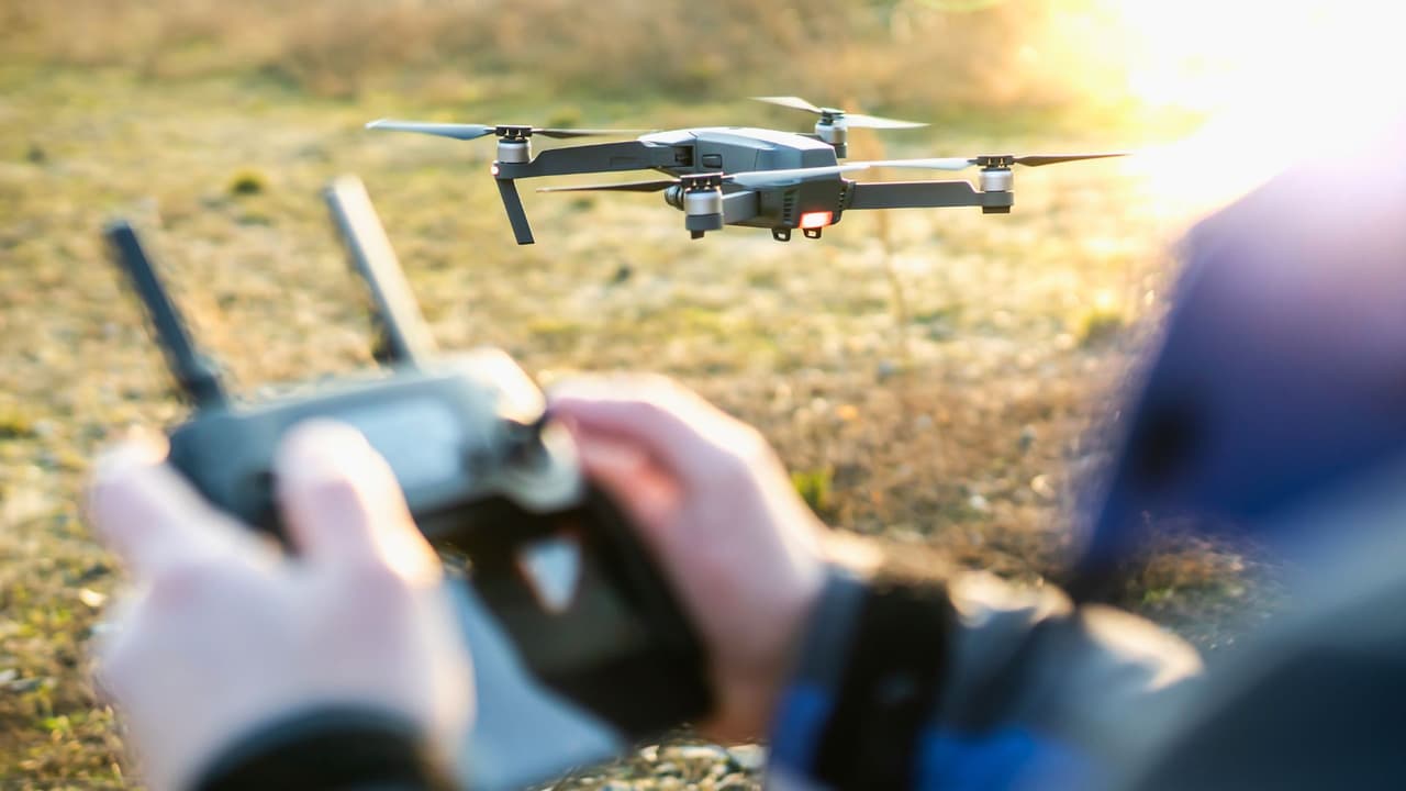 <h3 class="cms-H3-H3">💡 Consideraciones adicionales en Texas</h3>
<br>👉 
<b>Zonas de Protección y Espacios de Vuelo Restrictivo:</b> Texas alberga áreas de protección ambiental y parques nacionales que tienen restricciones adicionales para el uso de drones. Algunos de estos incluyen el 
<a href="https://maps.app.goo.gl/nMGJoufmqBn4bnQz8" target="_blank">Big Bend National Park</a> y la 
<a href="https://maps.app.goo.gl/5QzhoTmeVFCC3GeR6" target="_blank">NASA en Houston</a>. Los operadores deben revisar las regulaciones específicas de cada área antes de volar.
<br>👉 
<b>Seguridad Pública y Drones:</b> Los drones no deben interferir con las operaciones de las fuerzas del orden o de emergencia. En eventos públicos como desfiles o festivales, los operadores de drones deben mantener una distancia de seguridad de los asistentes y seguir las indicaciones de las autoridades locales.
<br>
<b>Si te encuentras en una situación de emergencia y necesitas ayuda inmediata, llama al 911.</b>