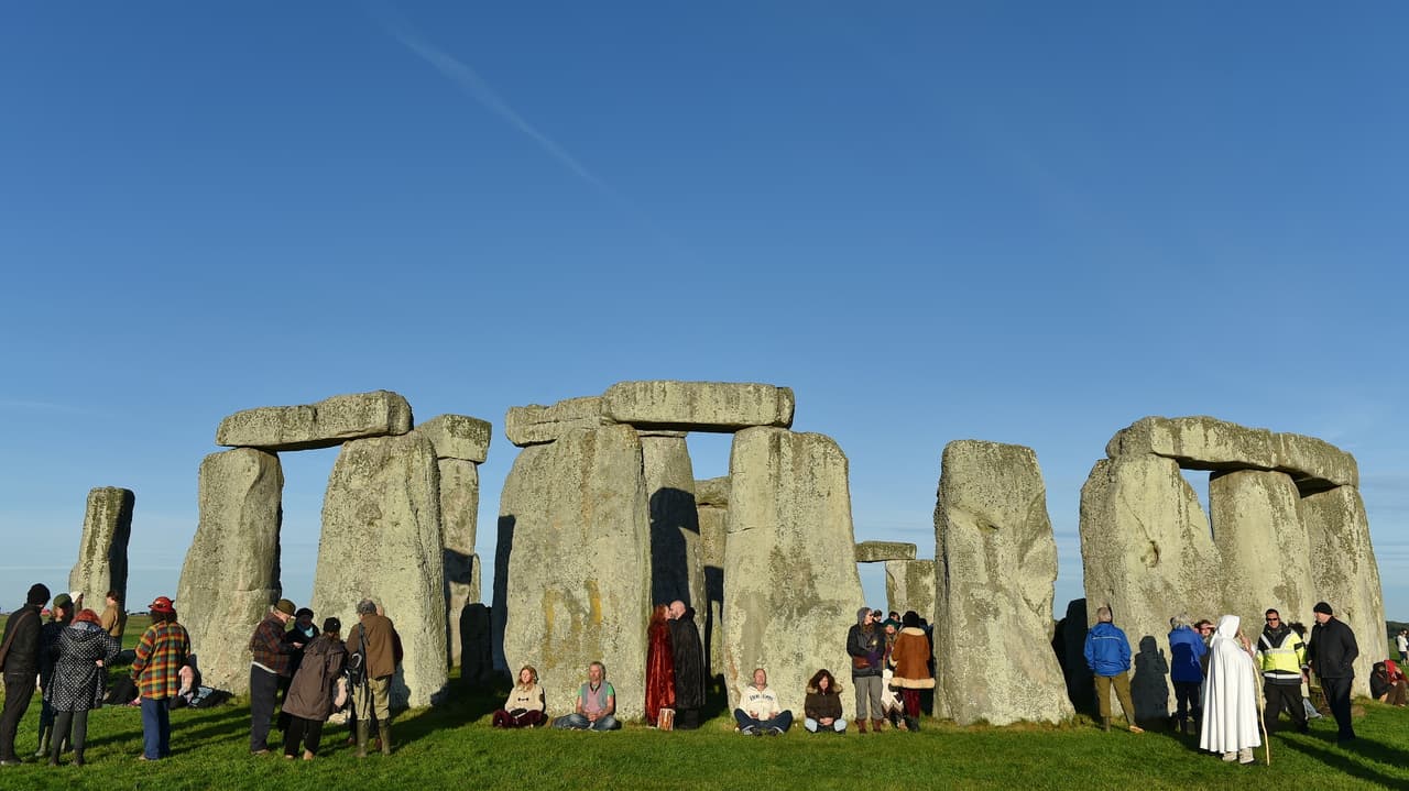 En otras partes del mundo se celebran rituales y eventos asociados al inicio del nuevo año zodiacal, y las logias de místicas inician a sus adeptos en los misterios de Eleusis, un conocimiento arcano reservado solamente para los iniciados.