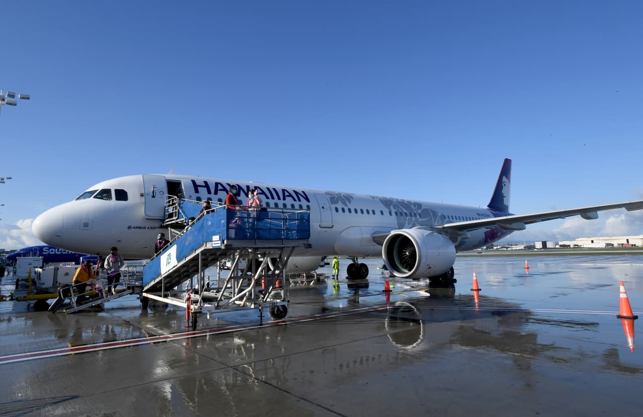 <b>Puesto 8. Hawaiian</b>
<br>
<br>Puntos: 43.27.
<br>
<br>Mejor desempeño: puntualidad y vuelos cancelados.
<br>
<br>Peor desempeño: satisfacción del cliente y cantidad de rutas.
<br>
<br>El ‘costo y alcance’ está determinado por la oferta de destinos y lo que costará llegar ahí. 
<br>
<br>Esto incluye la cantidad de rutas que sirve, la distancia que puede volar con el dinero que paga y las tarifas por equipaje.
<br>
<br>Hawaiian Airlines fue la mejor aerolínea en la categoría confiabilidad: el 94.4% de sus vuelos llegaron a tiempo y solo el 1.57% fueron cancelados.
<br>