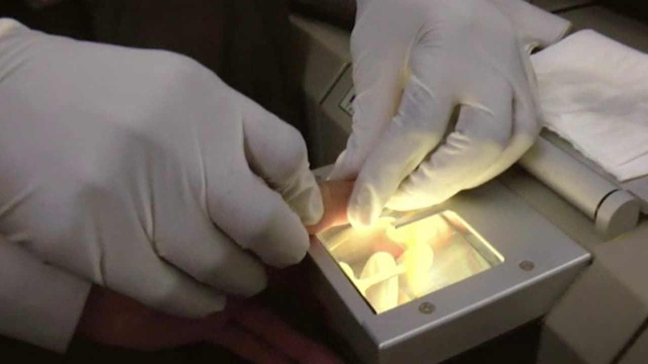 También es importante que preguntes cuánto te va a cobrar el abogado por sus servicios. Hay algunos que te piden el pago al 100% desde el principio, otros tienen plan de pagos y hasta con intereses. Otros te ofrecen planes de financiamiento dependiendo de las necesidades del cliente.