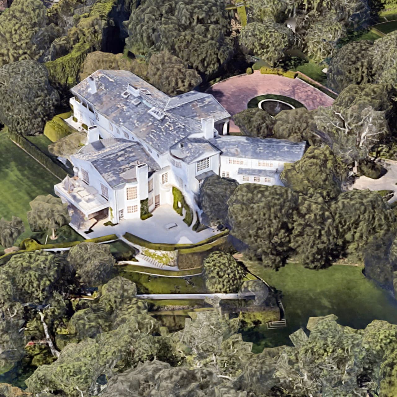 El fundador y presidente de Amazon, Jeff Bezos, batió récords al comprar una residencia en Beverly Hills, California, por 165 millones de dólares, la más cara de la historia en todo el condado de Los Ángeles, donde residen numerosas celebridades.
<br>