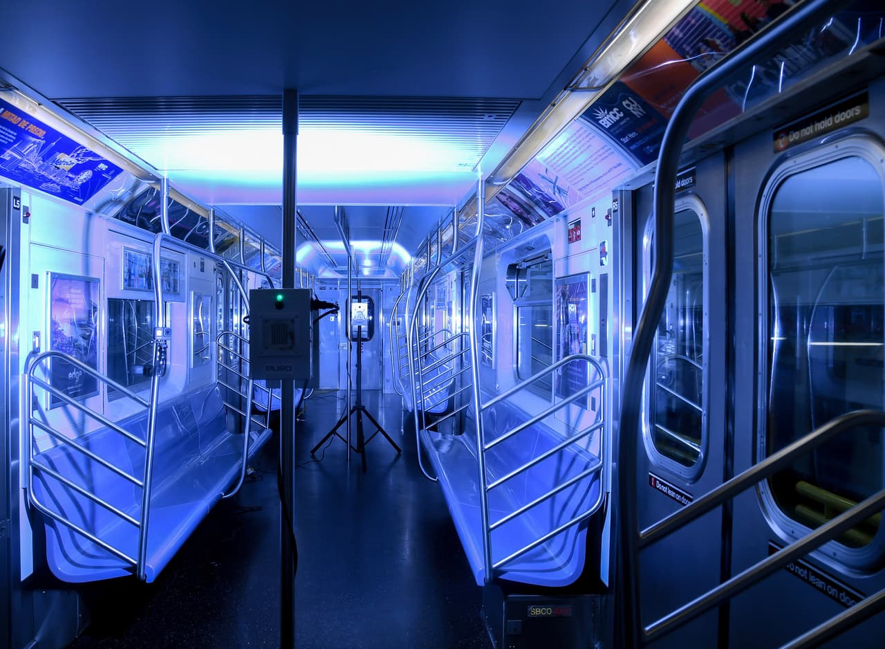 La luz ultravioleta que estará siendo implementada en la flota de la MTA, se conoce como UVC y sus rayos son tan potentes que tienen la capacidad de matar baterías con tan sólo un flash.
