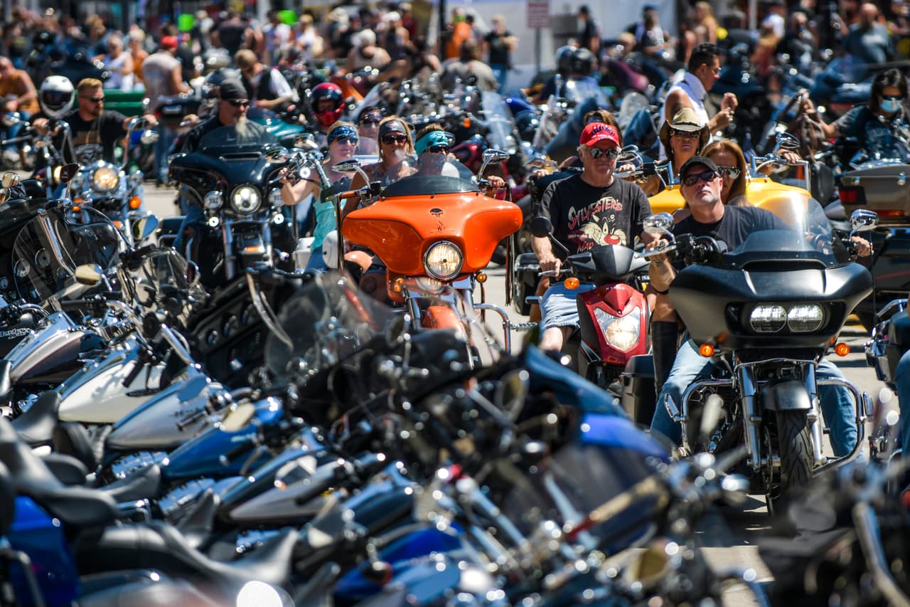 Miles de motociclistas llegaron a la pequeña ciudad de Sturgis en Dakota del Sur para ser parte de la edición número 80 de su popular festival de motos. Todo a pesar de que el evento podía convertirse en un foco de contagio de COVID-19.